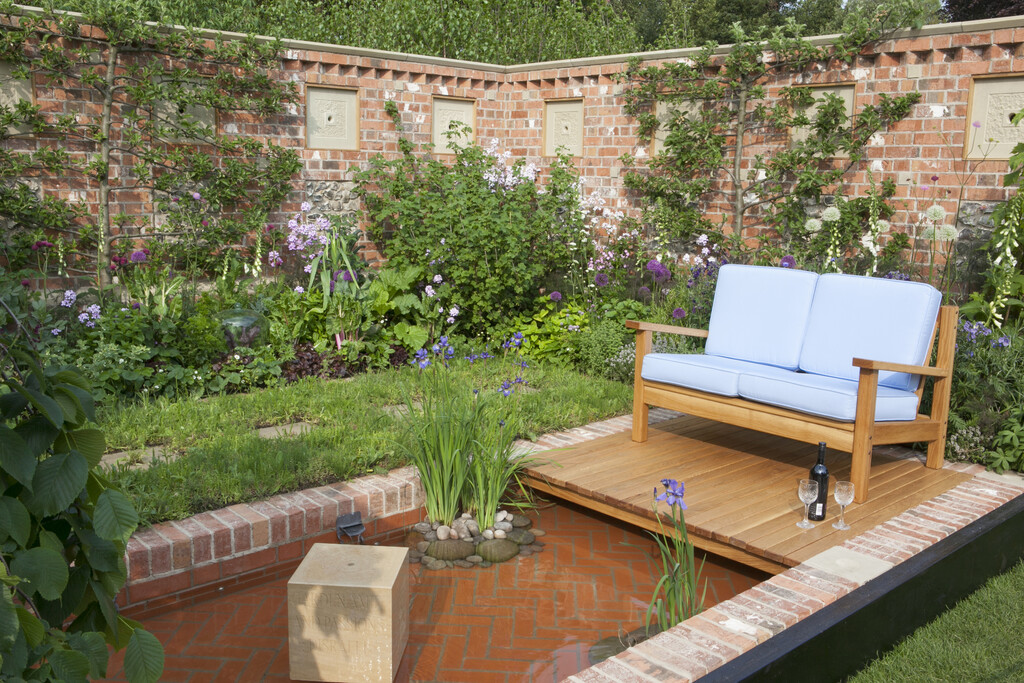 Small urban garden - best plants for small gardens guide