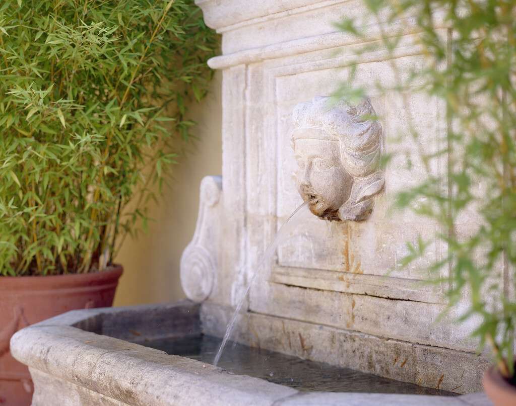 wall fountain